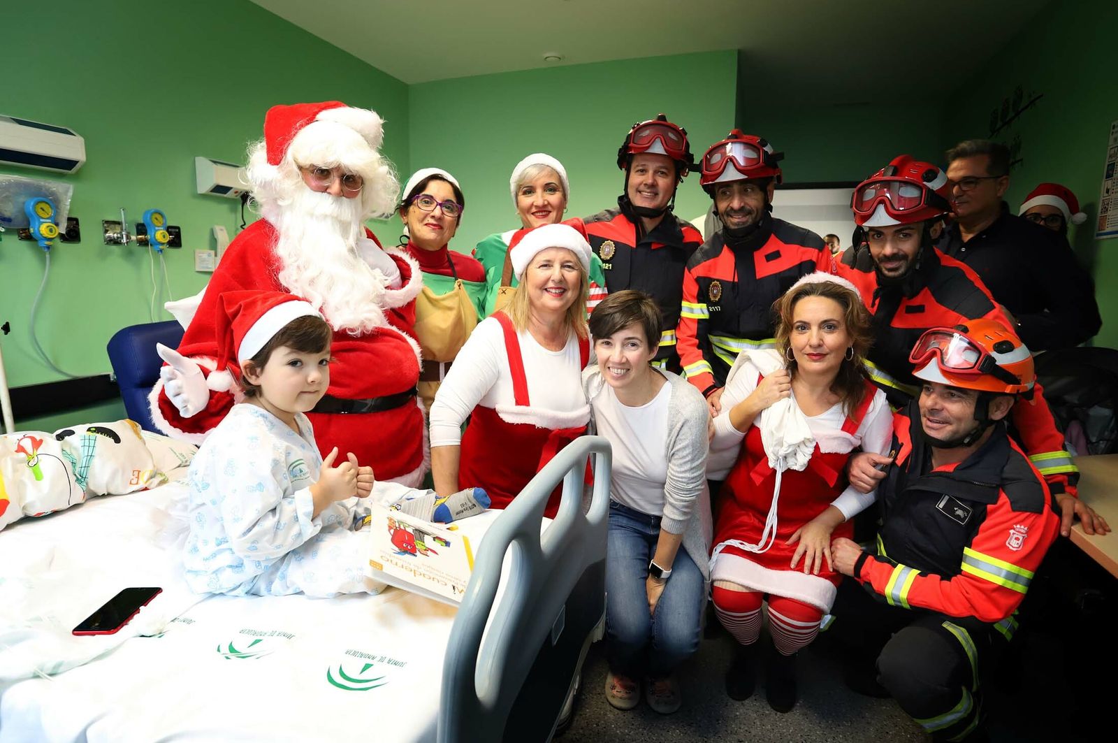 Imágenes de la visita de Papá Noel a los niños del hospital Juan Ramón Jiménez