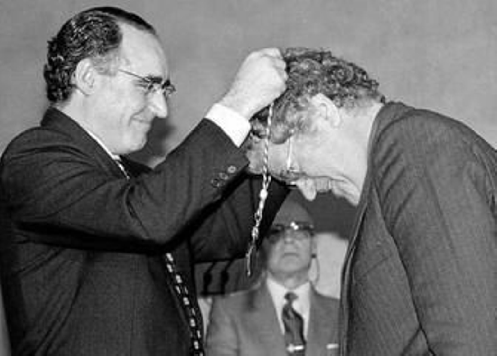 El investigador Ian Gibson recibió la Medalla de Andalucía en 1998 de manos del entonces presidente del Parlamento Andaluz, Javier Torres Vela.