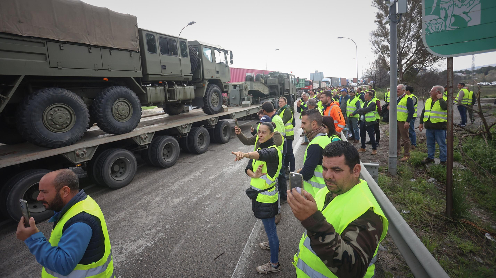 Los agricultores siguen en pie de guerra y cortan la A-381 en Jerez
