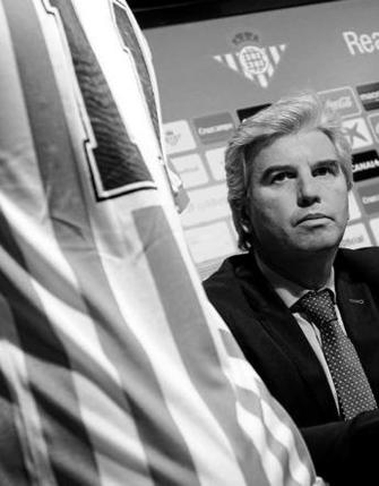 Miguel Guillén, serio, durante la presentación de Gabriel Calderón.