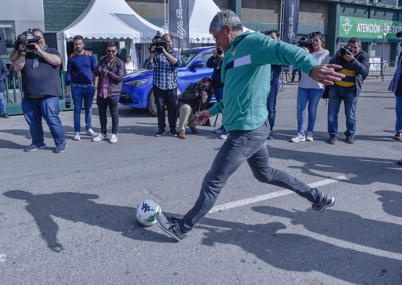 Las imágenes de la entrega de sus nuevos Alfa Romeo a la plantilla del Betis