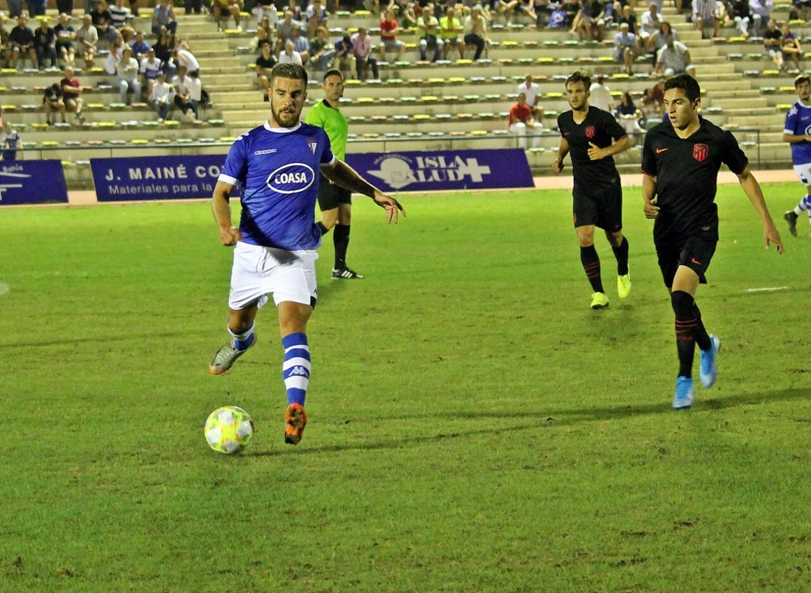 Francis Ferrón, el último fichaje azulino, controla el esférico en el duelo contra el Atlético B.