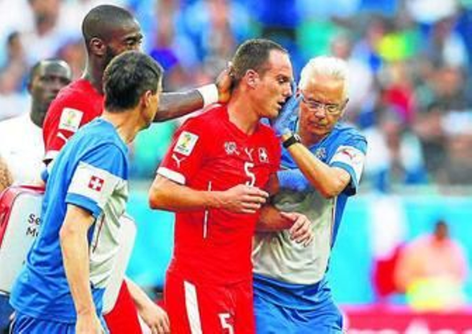 Von Bergen es atendido mientras abandona el césped.