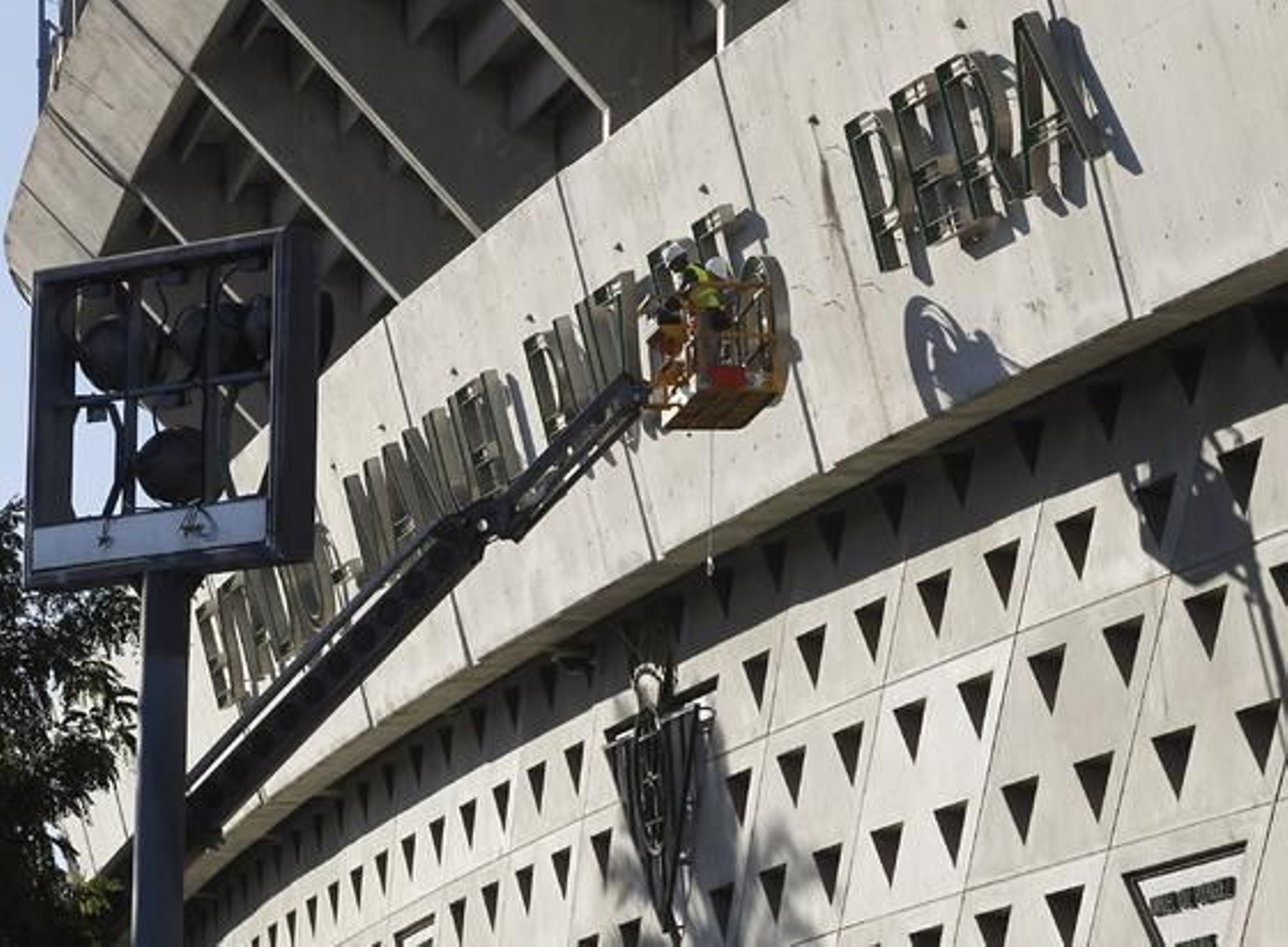Retirada del nombre de Lopera del estadio del Betis. / Antonio Pizarro

Foto: Antonio Pizarro