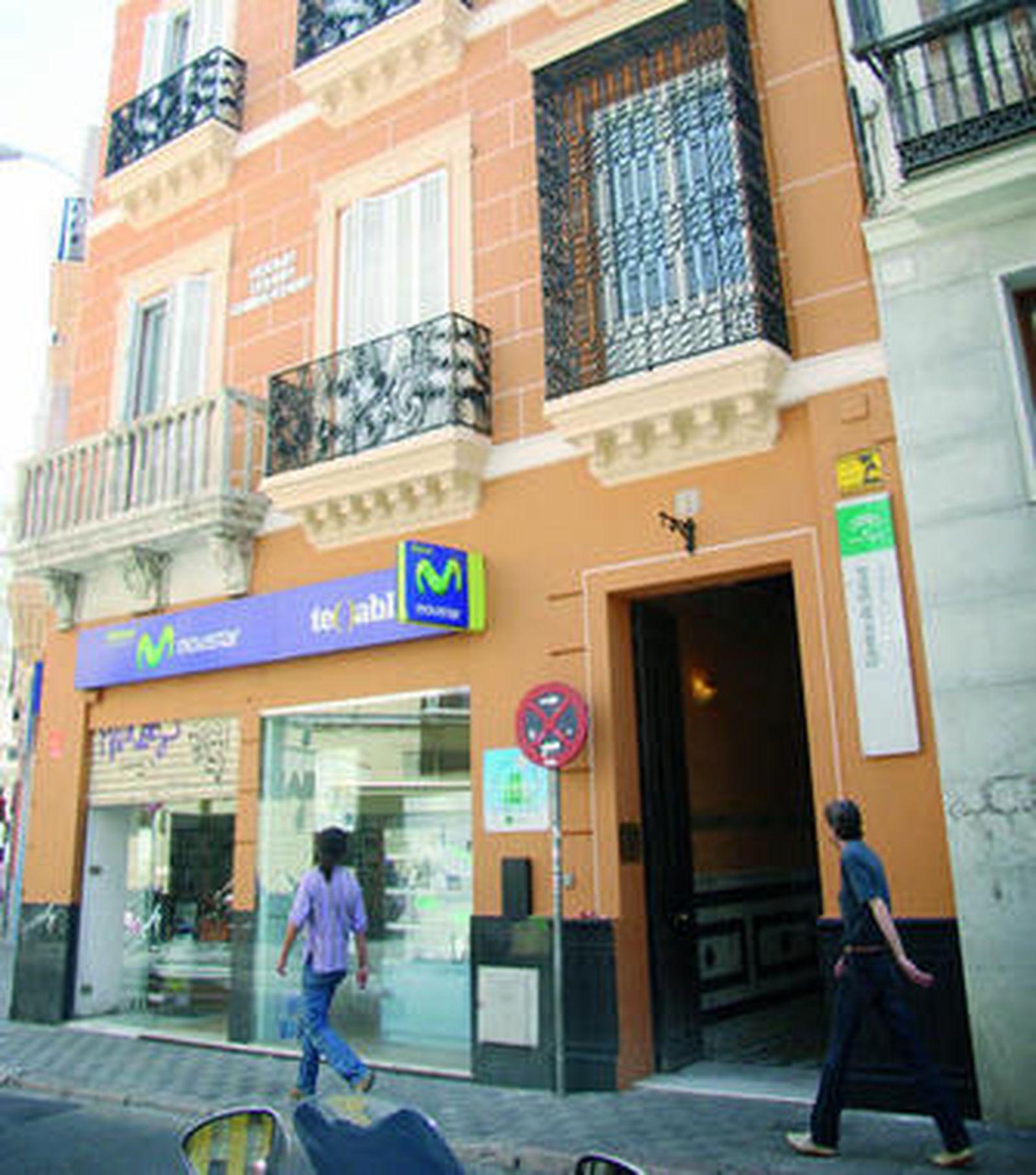 Puerta de acceso al centro de salud de la Campana.