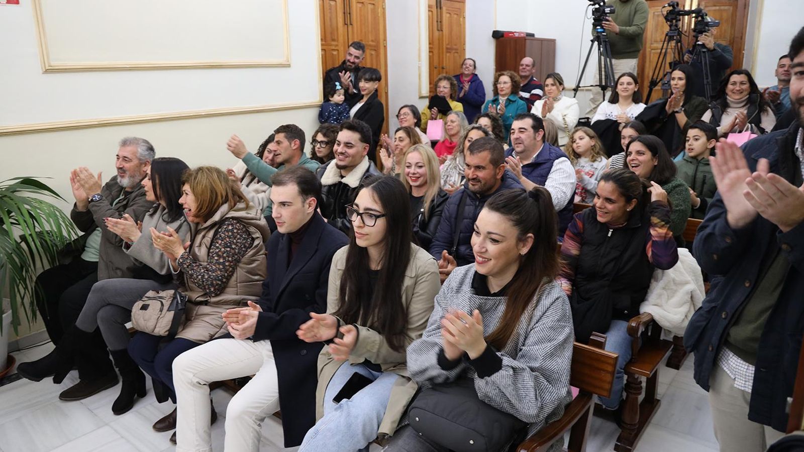 Asistentes al acto de presentación de las Fiestas Falleras de San Juan del Puerto.