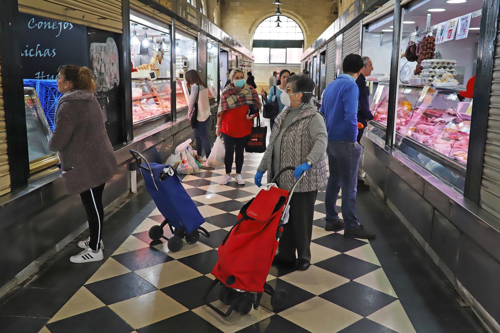 Clientes hacen la compra en la plaza de abastos este Miércoles Santo.