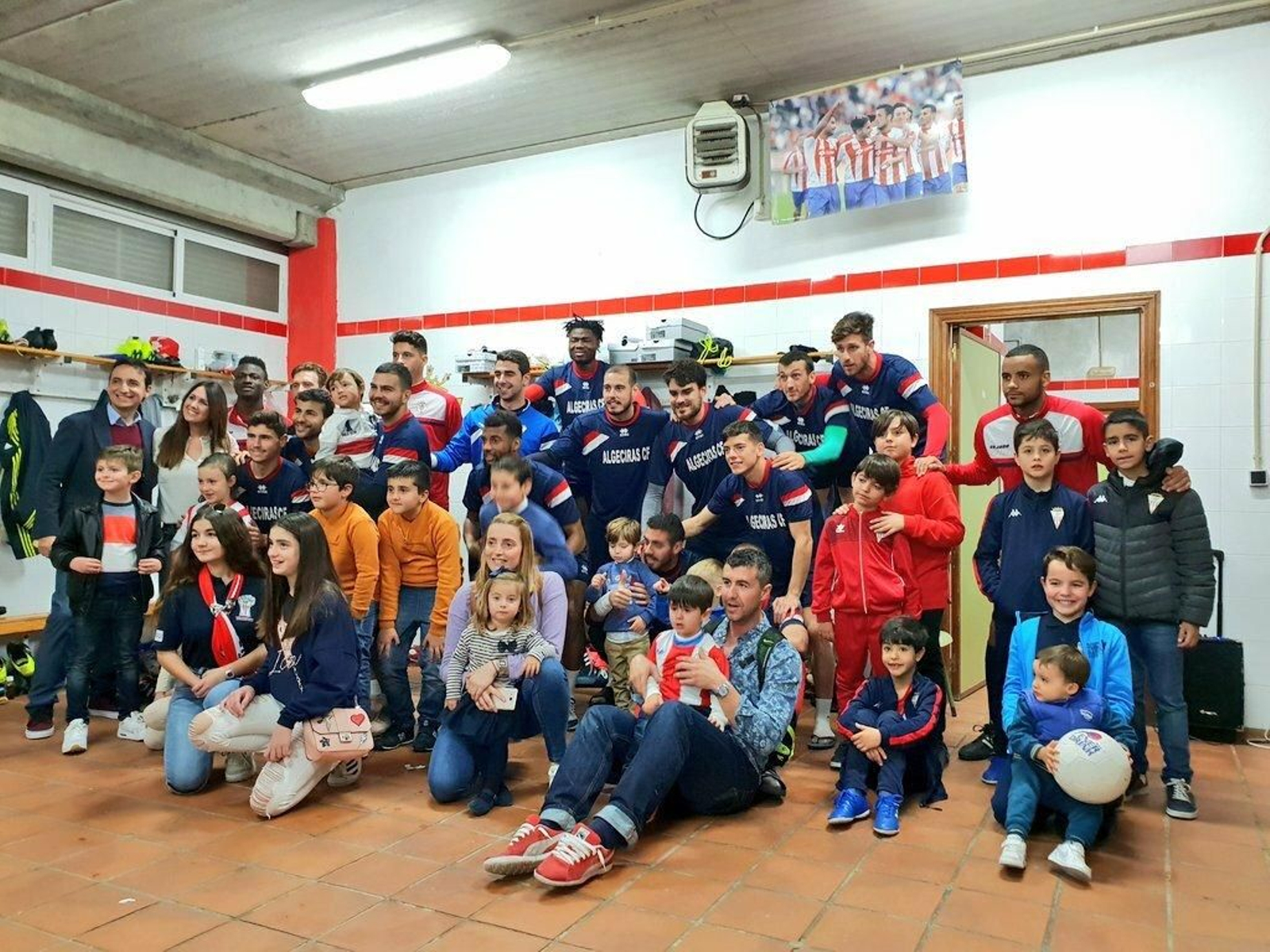 Jugadores, niños y aficionados, juntos en el vestuario del Nuevo Mirador.