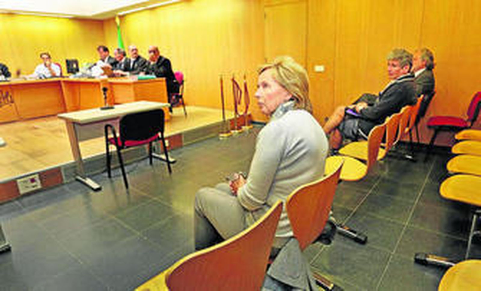 La viuda de la duquesa, Liliana Dahlman, en primer término. Al fondo, los hijos de Luisa Isabel Álvarez de Toledo, en una de las vistas del juicio.