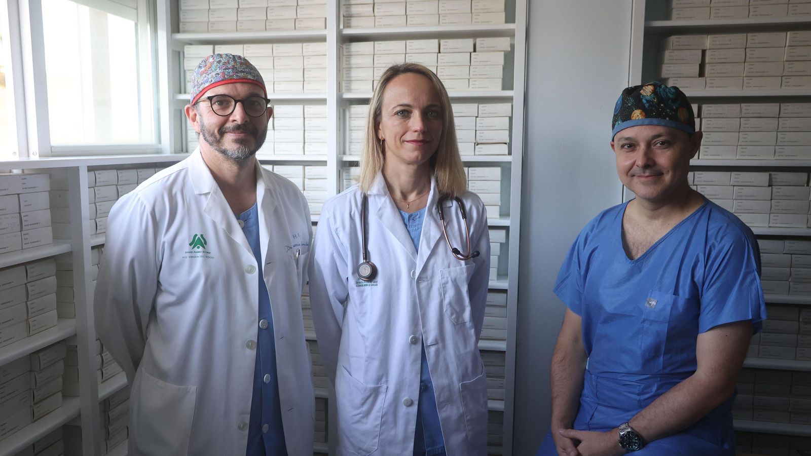 Félix Coserria e Inmaculada Guillén junto a otro compañero que ha formado parte de este avance médico.