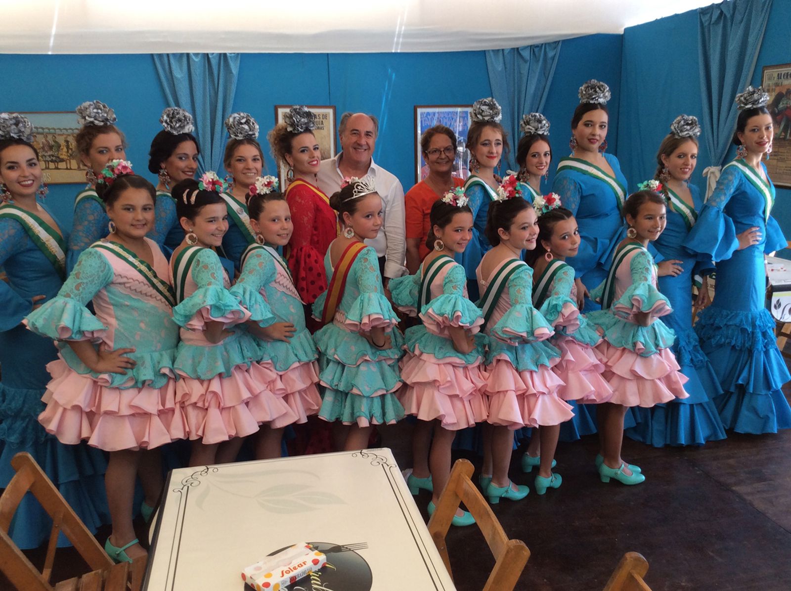 El alcalde y la concejala de Feria y Fiestas posa con las reinas y las damas juvenil e infantil en la caseta municipal.