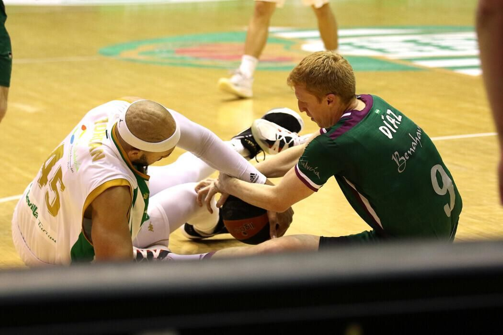 Alberto Díaz y Jerome Jordan pelean por un balón.