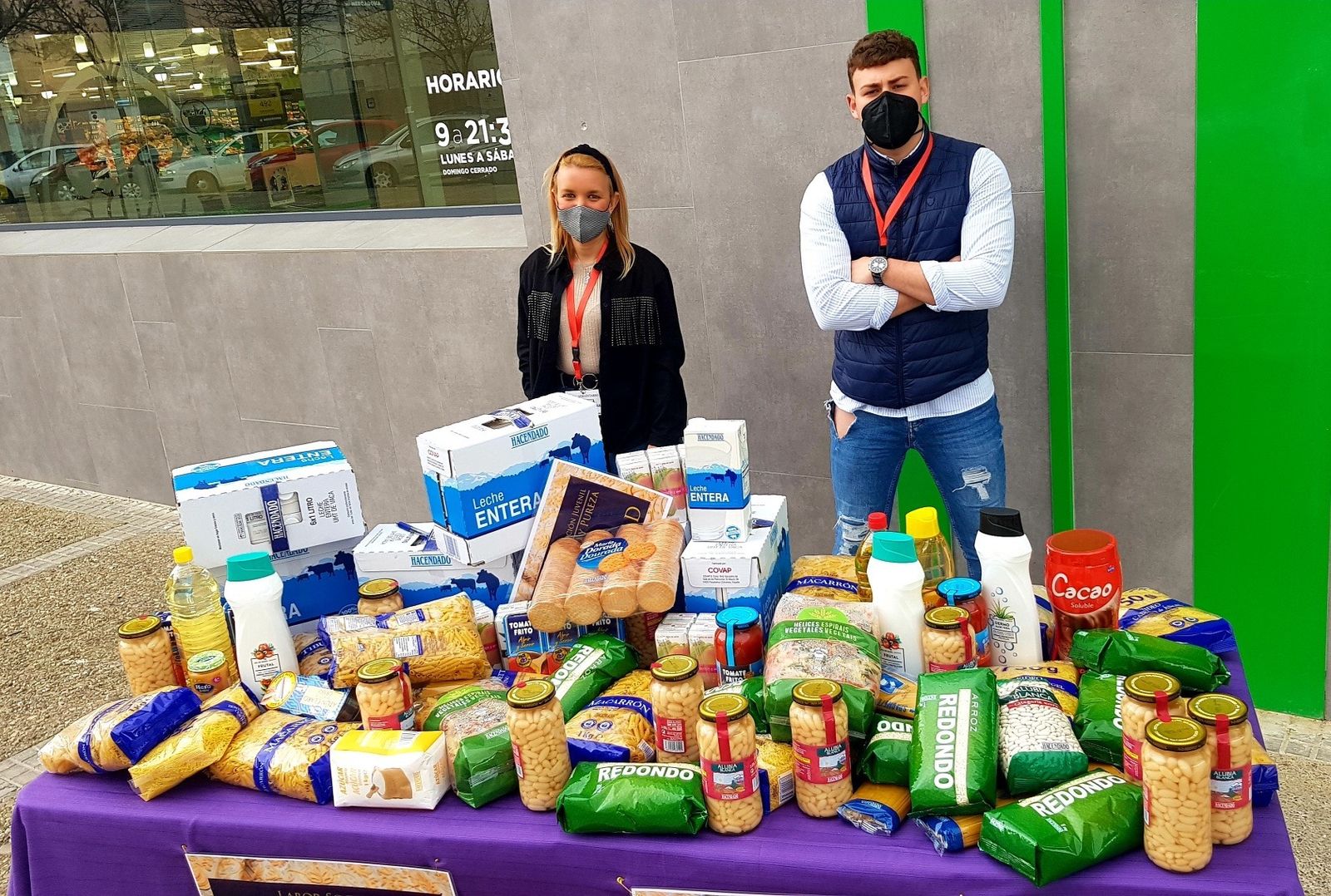Miembros de la agrupación en una de sus recogidas de alimentos.