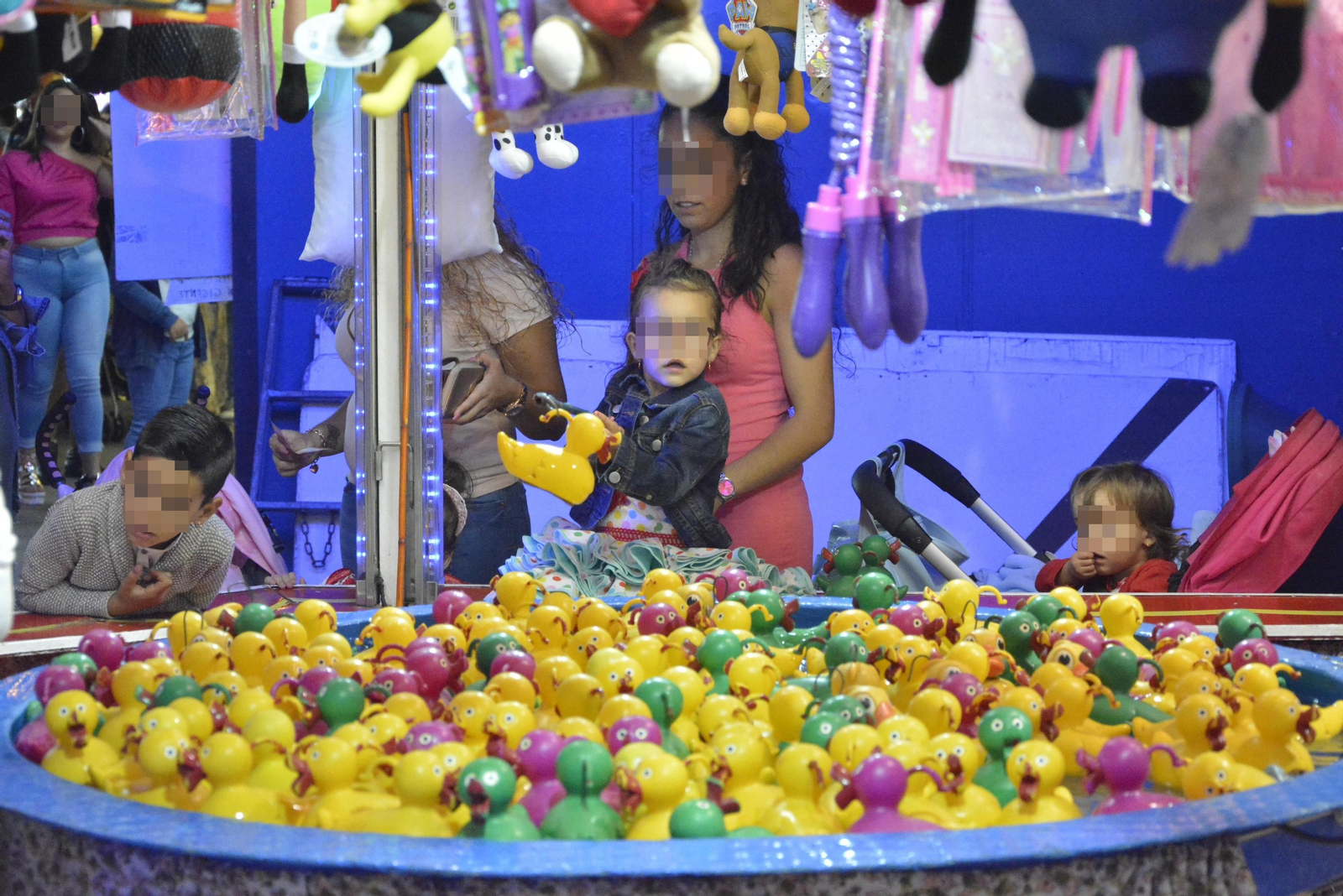 Una atracción de pesca de patos instalada en La Línea.