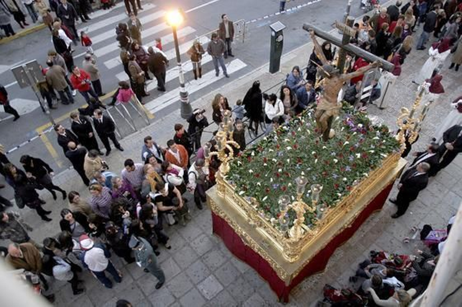 La ciudad se echó a la calle para acompañar a los pasos. Fotos: Espínola / Begoña Mora