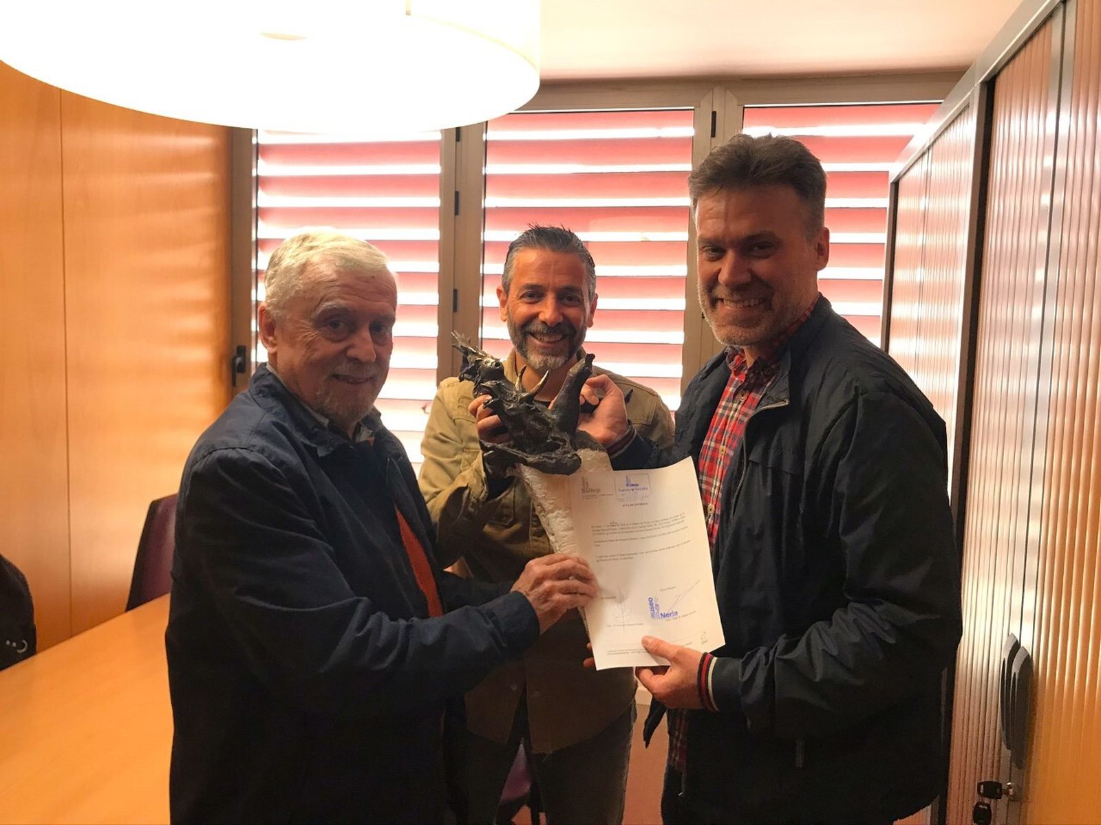 Los familiares de José A. Pascual con el director del Museo de Nerja.