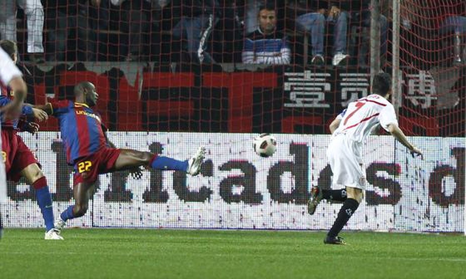 El Sevilla consigue sacar un punto ante el Barcelona en el Sánchez Pizjuán. / Antonio Pizarro