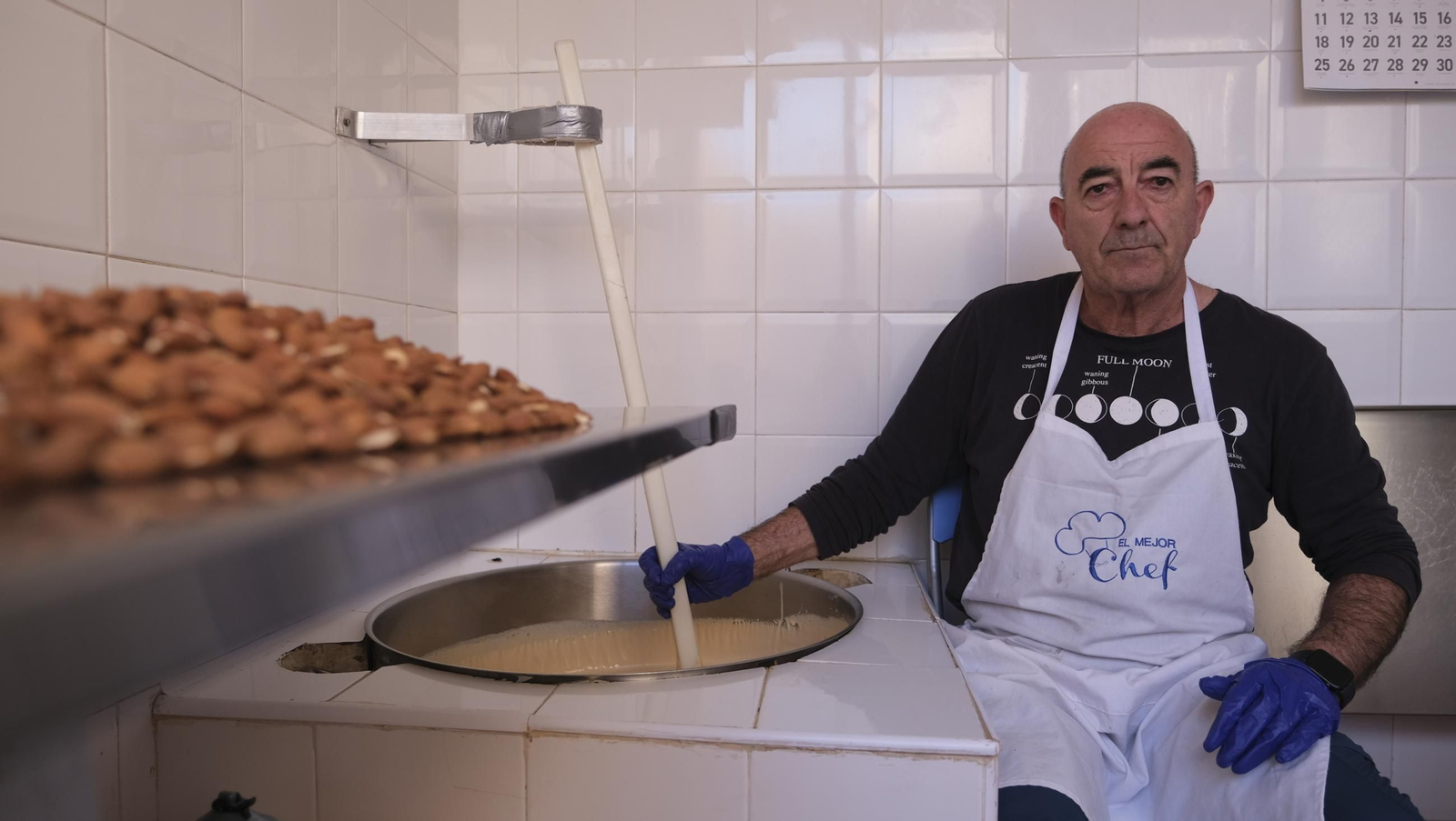 Rafael Valverde remueve el turrón hasta que espese para echarle las almendras. Rafael Valverde remueve el turrón hasta que espese para echarle las almendras.