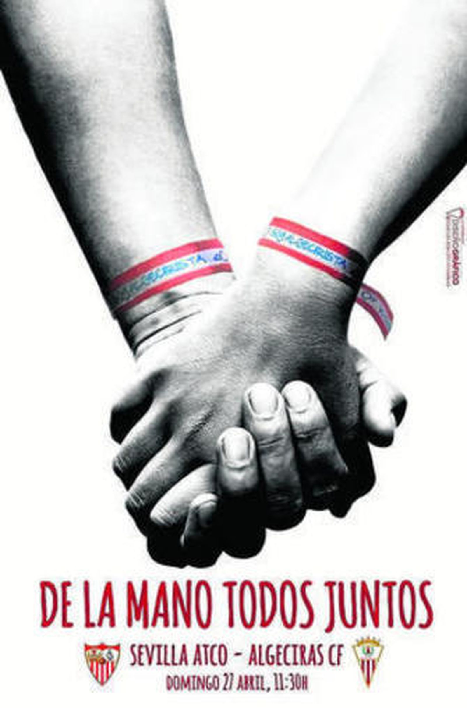 El presidente Martín Gil hace entrega de los carnet de socios, ayer.