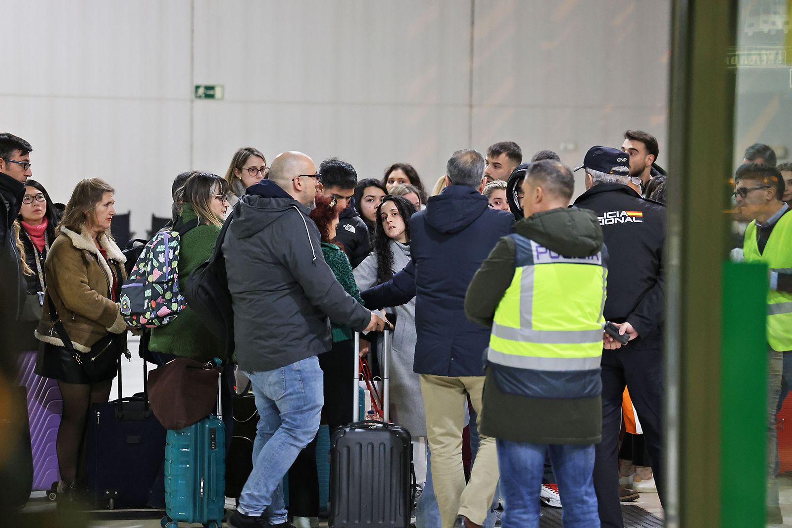 Las Fotografías del dispositivo de urgencia en la estación de Huelva para los afectados por el tren accidentado