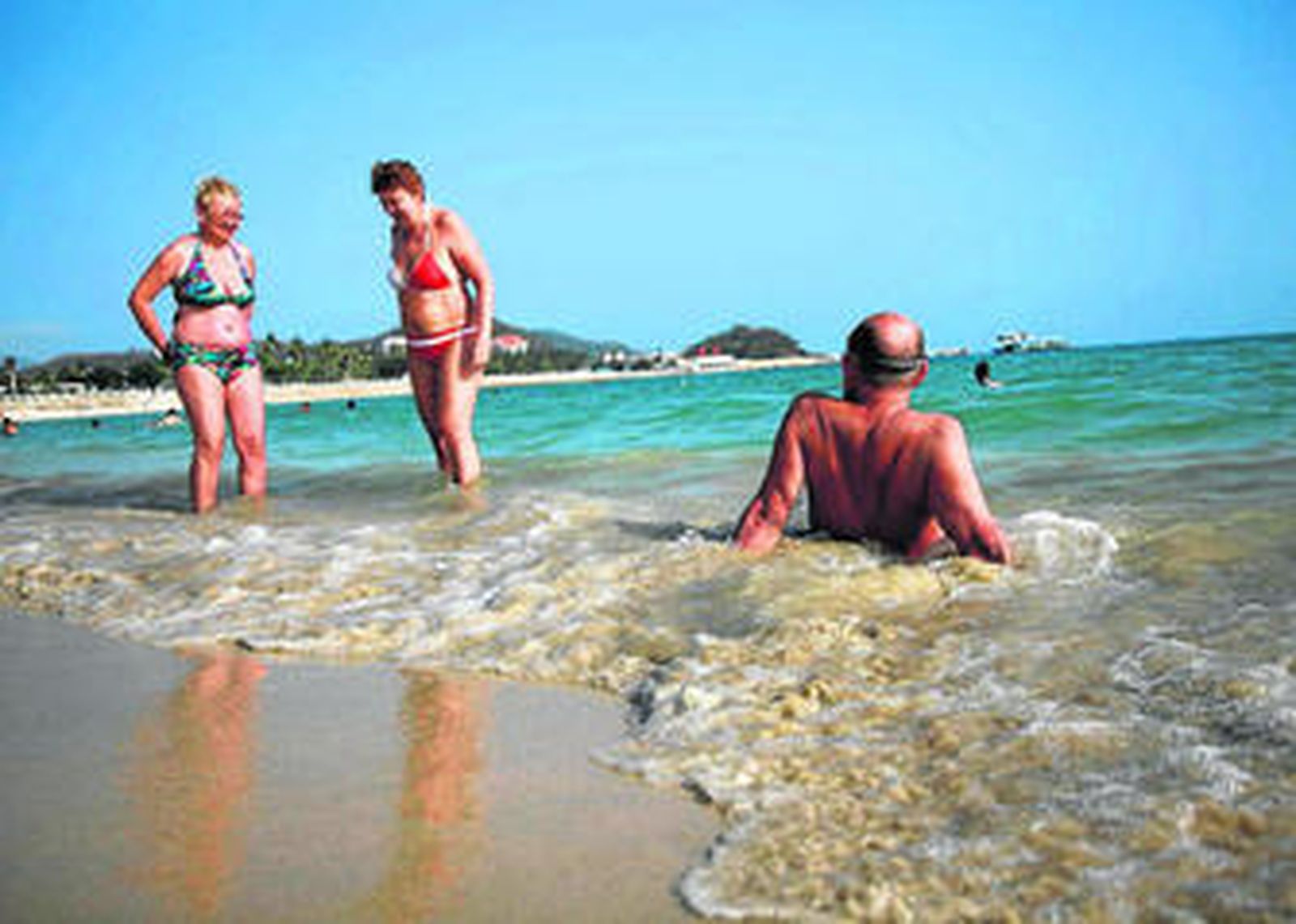 Turistas rusos en la playa.