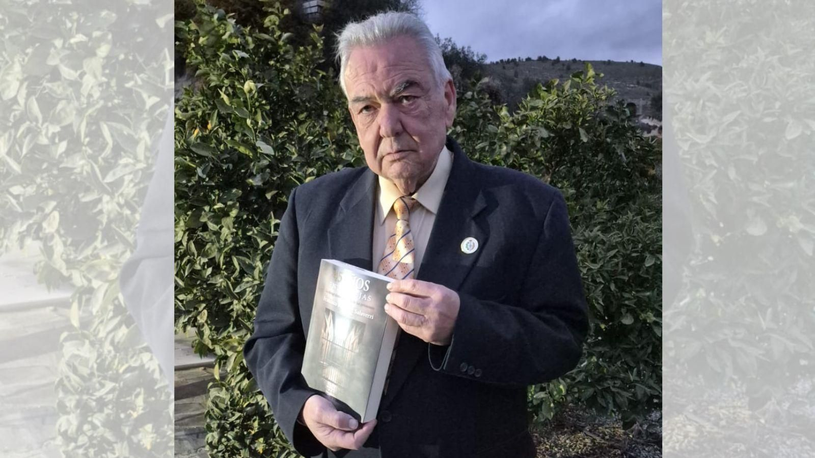 Francisco Márquez, con el libro.