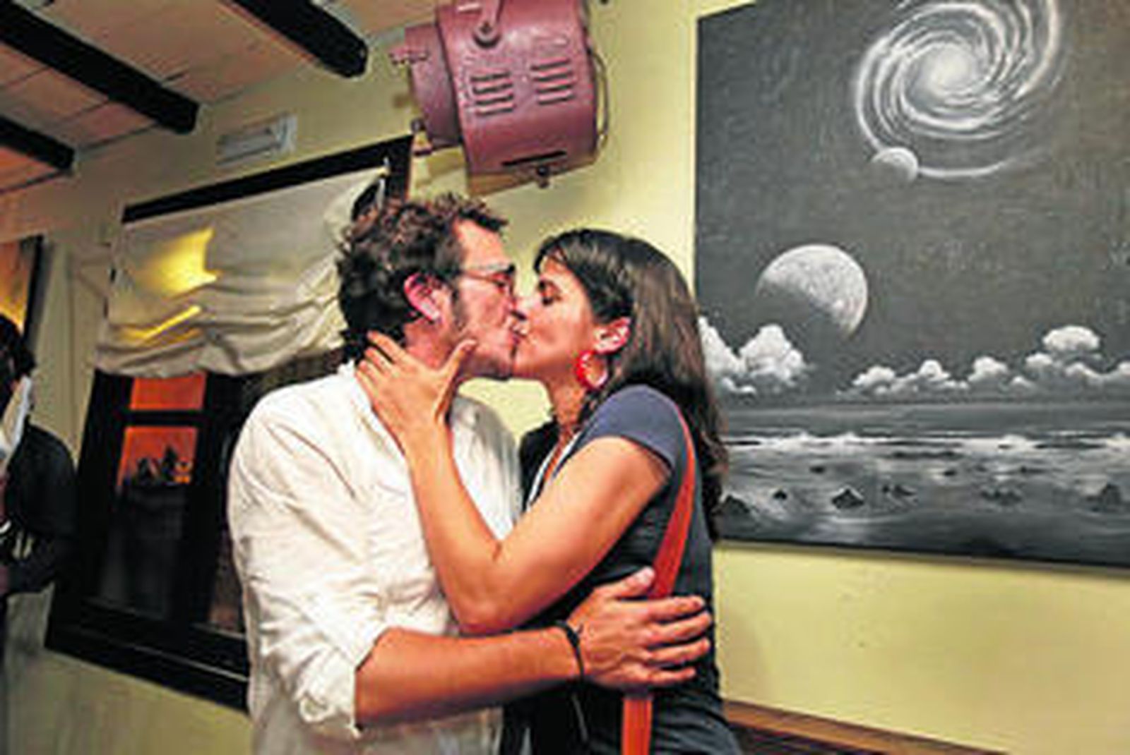 Teresa Rodríguez besa a José María González, anoche en Cádiz.