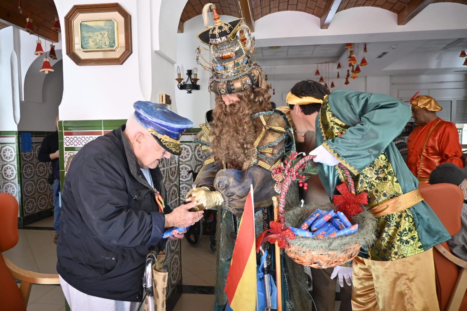 Las fotos más tiernas de la visita de los Reyes Magos a los ancianos de Huelva este 5 de enero