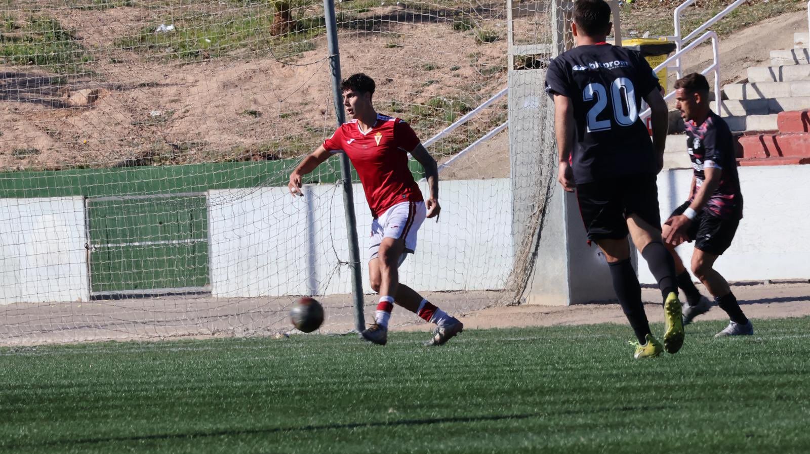 Dos jugadores del conjunto rojinegro presionan a un rival durante la visita del pasado domingo al Real Murcia Imperial.