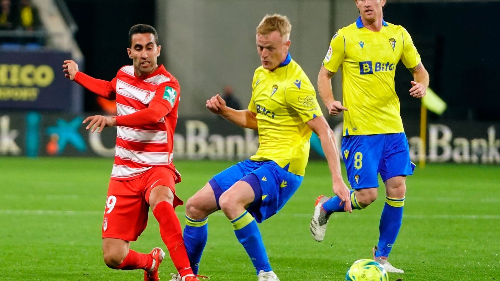 Montoro da un pase ante Jonsson y Álex Fernández