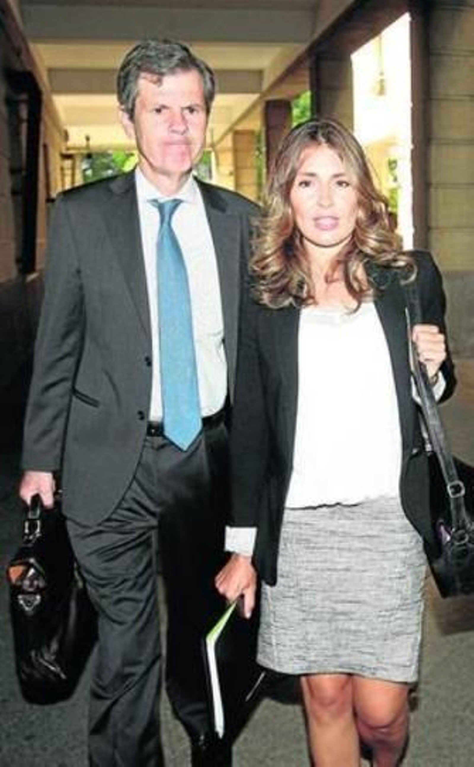 Laura Gómiz, ayer en los juzgados con su abogado, Adolfo Cuéllar.