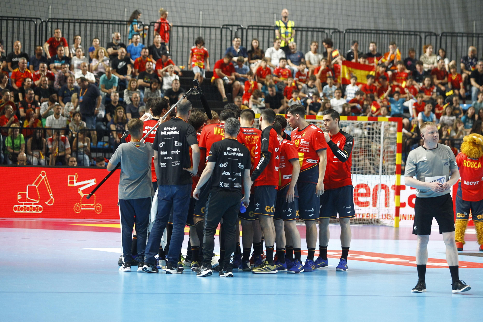 Imágenes del España-Dinamarca de la EHF Euro Cup de balonmano, en Almería
