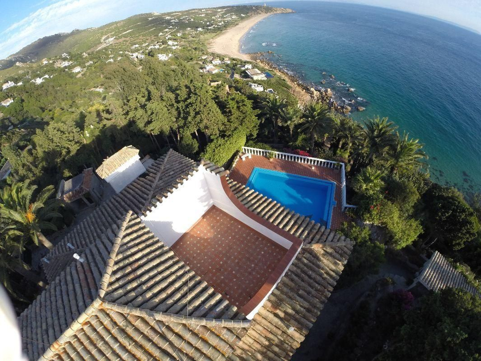 Imagen aérea de una casa con piscina en Zahara de los Atunes, en la costa de Barbate.