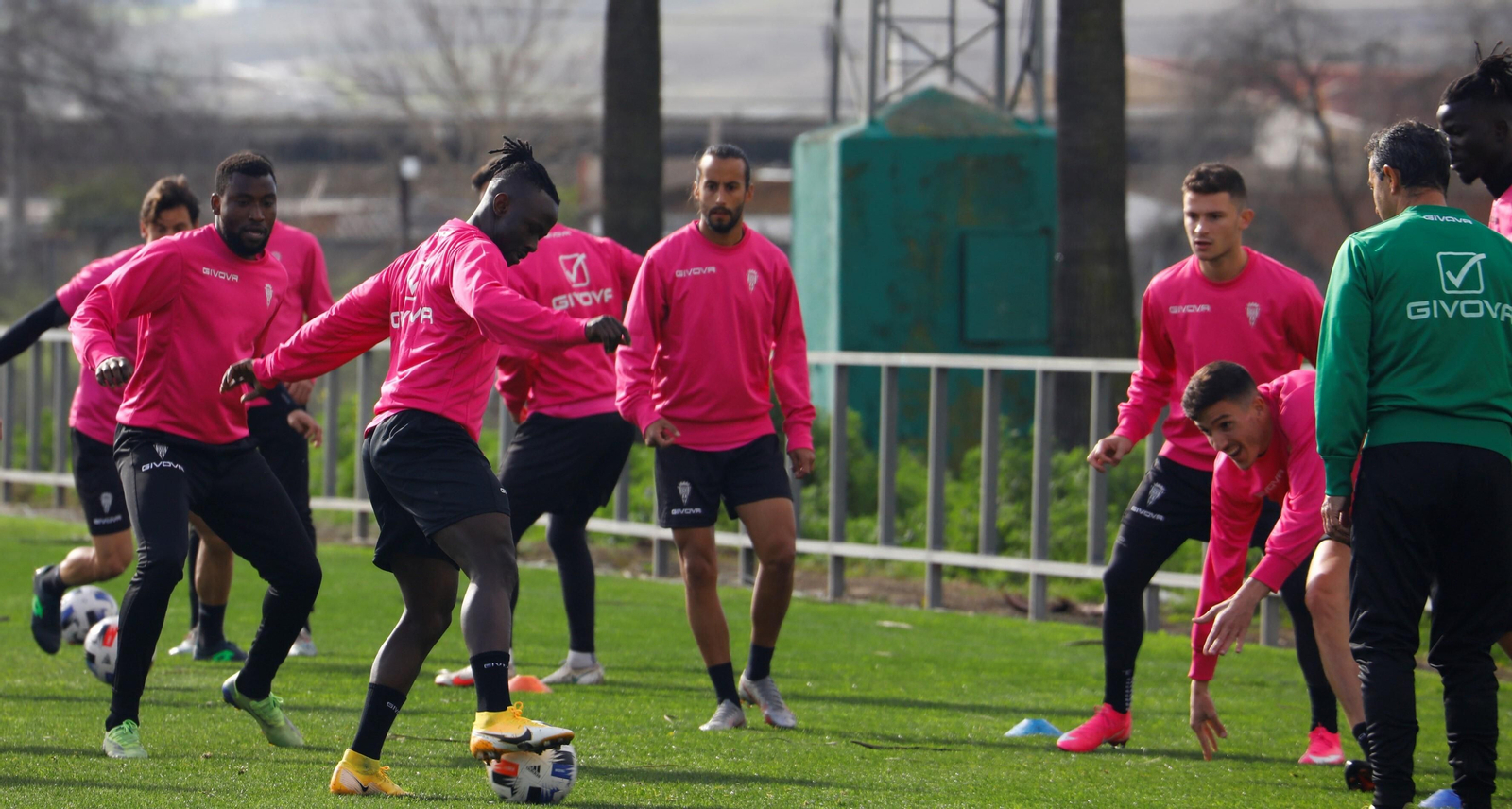 Sidibé participa en un rondo en su primer entrenamiento con el Córdoba CF.