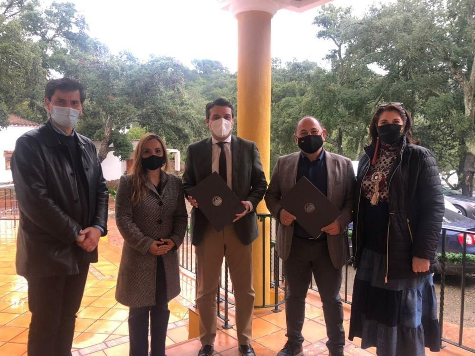 Bellido, en el centro, tras la firma del acuerdo con Aperfosa.
