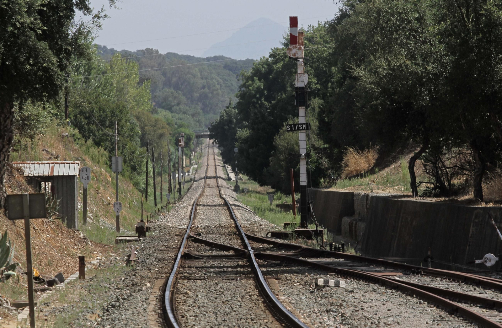 Vía del tren que une Algeciras y Antequera a su paso por Castellar