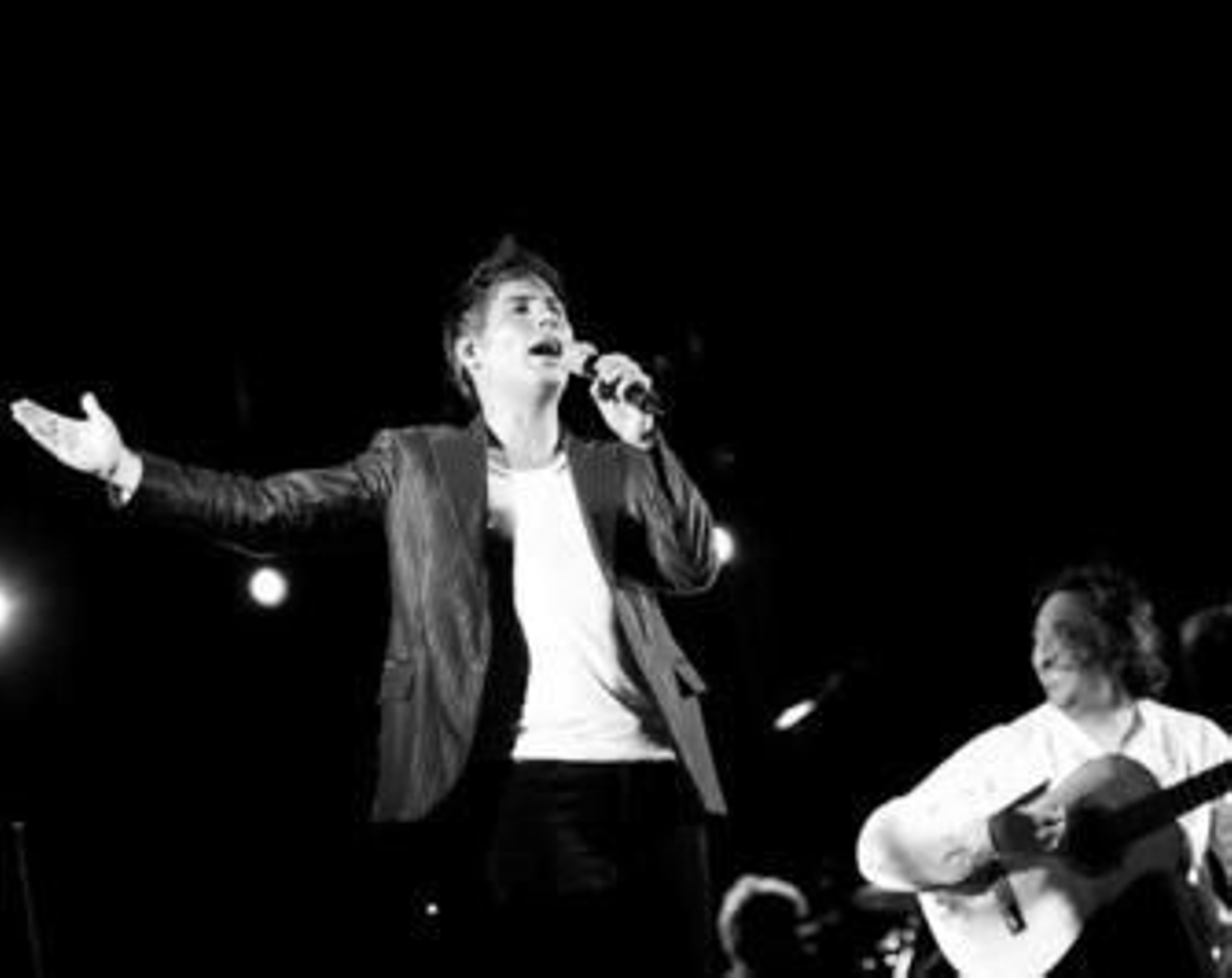 Pitingo y al fondo, Juan Carmona durante su actuación del sábado en Almería.