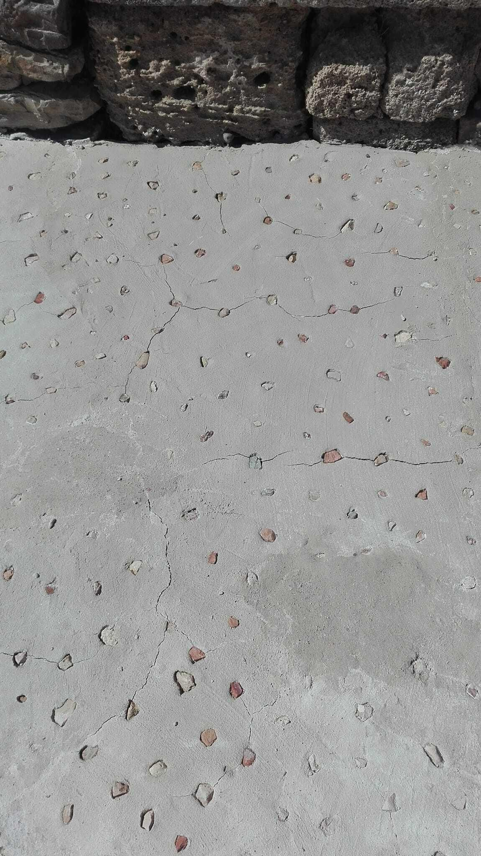 Restauración del pavimento del pórtico oeste del Foro