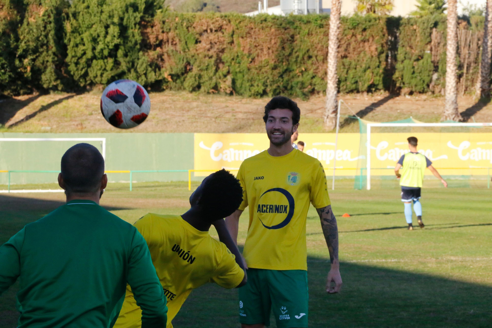 Legupín observa un control de Diawara.
