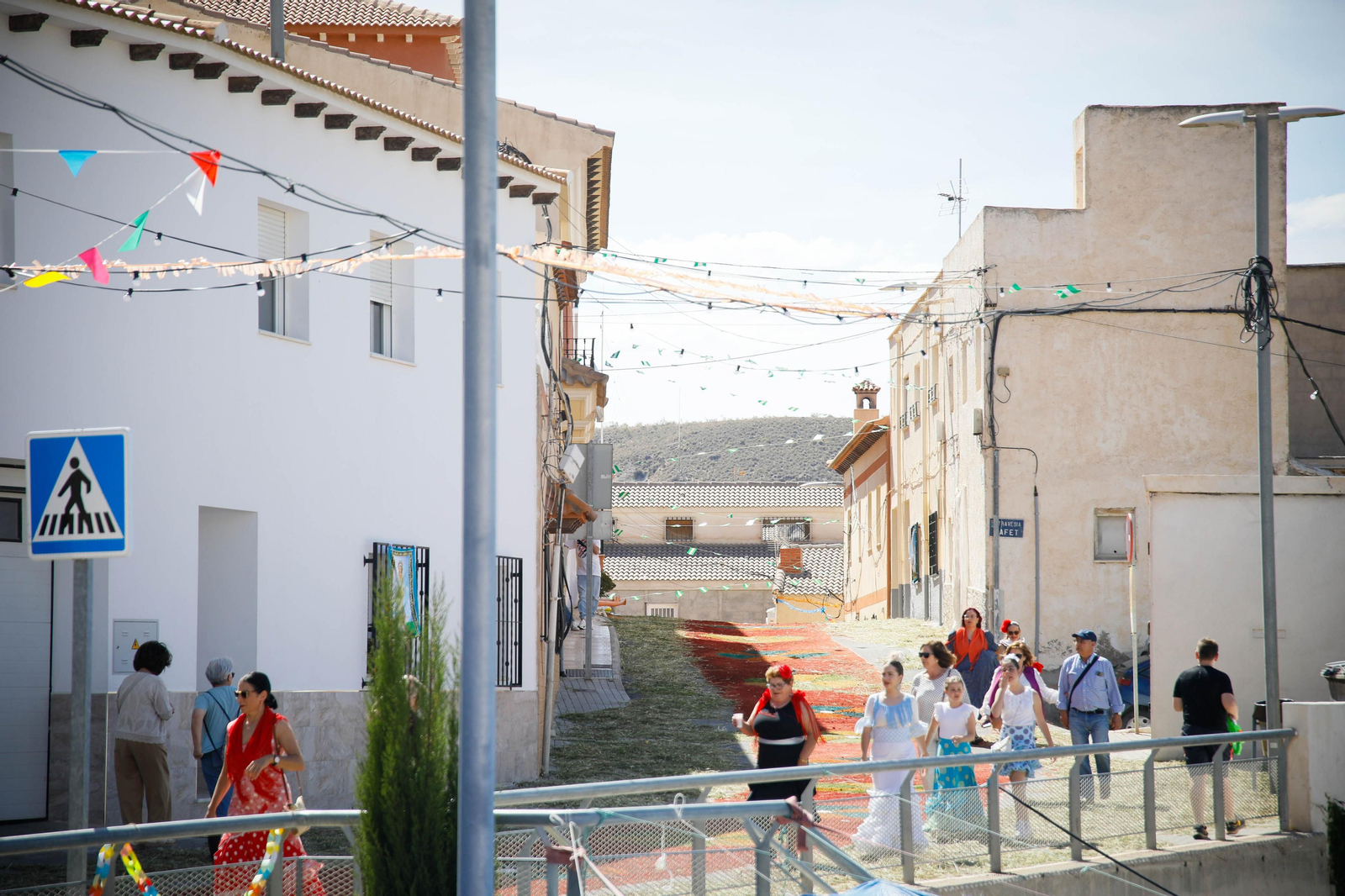Así es la gran alfombra de serrín para que levite la Virgen de Fátima de Tíjola