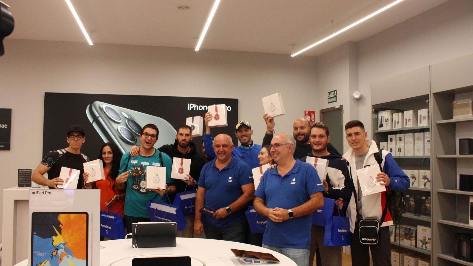 Los diez primeros asistentes se llevaron un regalo.