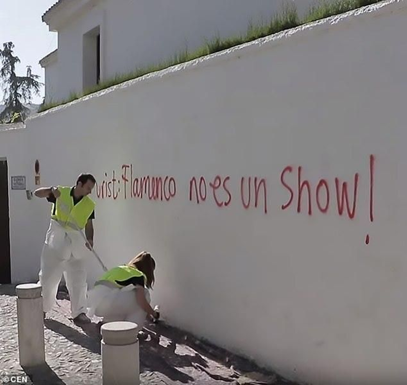 "@tourist: go away": La Fiscalía de Andalucía investiga grafitis contra los turistas en el Albaicín de Granada