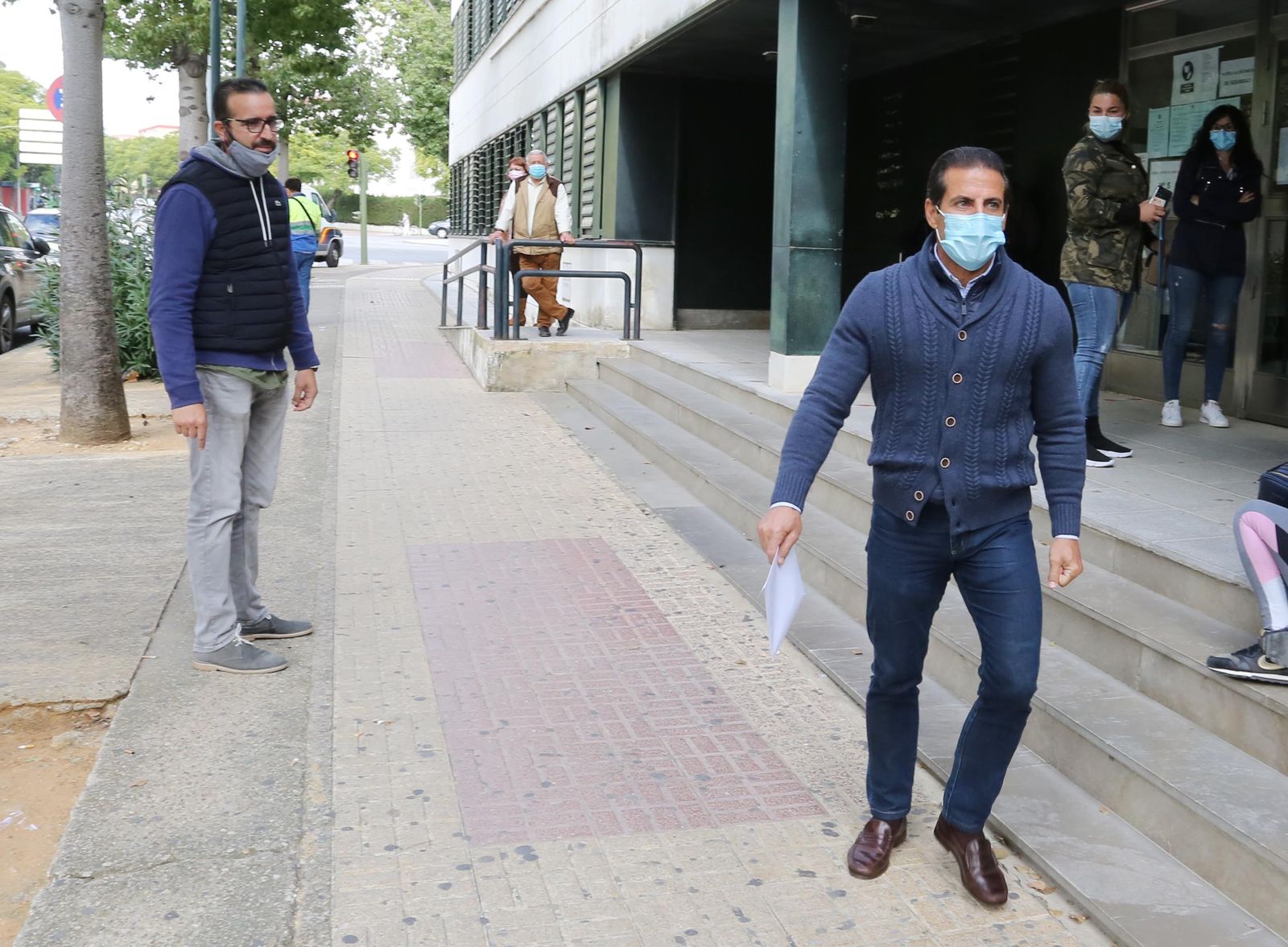 Juan Pedro Galán abandona los Juzgados bajo la atenta mirada de Carlos Aguilar.