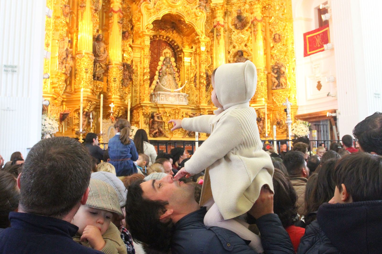 El Rocío celebra La Candelaria con la presentación de los niños a la Virgen, en imágenes