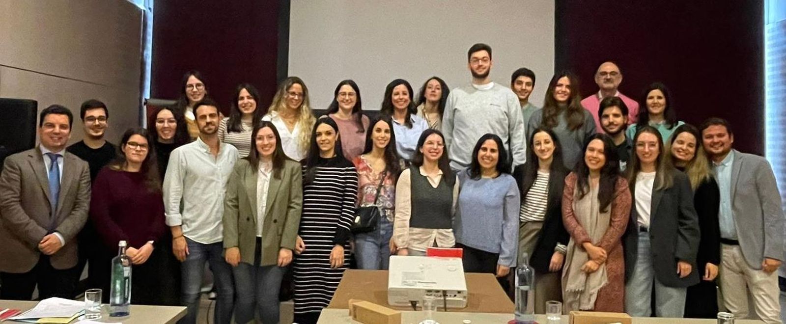 A la izquierda el director del curso, el farmacéutico del Hospital de Valme, Ramón Morillo, acompañado de la treintena de alumnos de esta 16 edición.