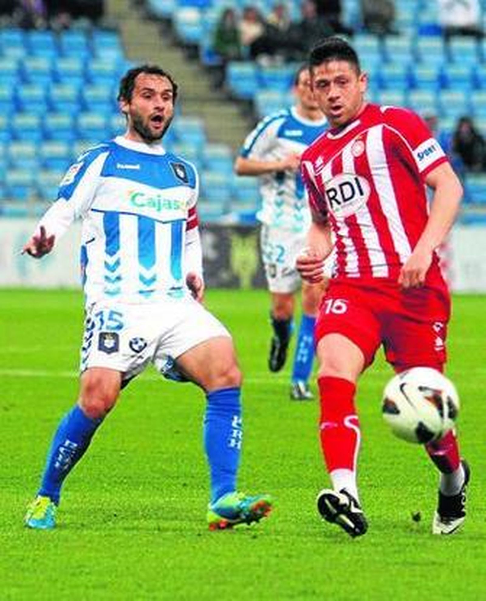 Un jugador del Girona progresa ante el Recreativo.