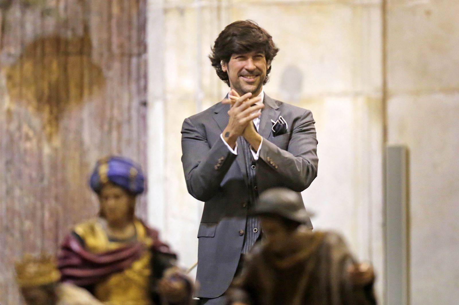 Manuel Lombo toca las palmas durante la interpretación de un tema en la primera parte de su recital.