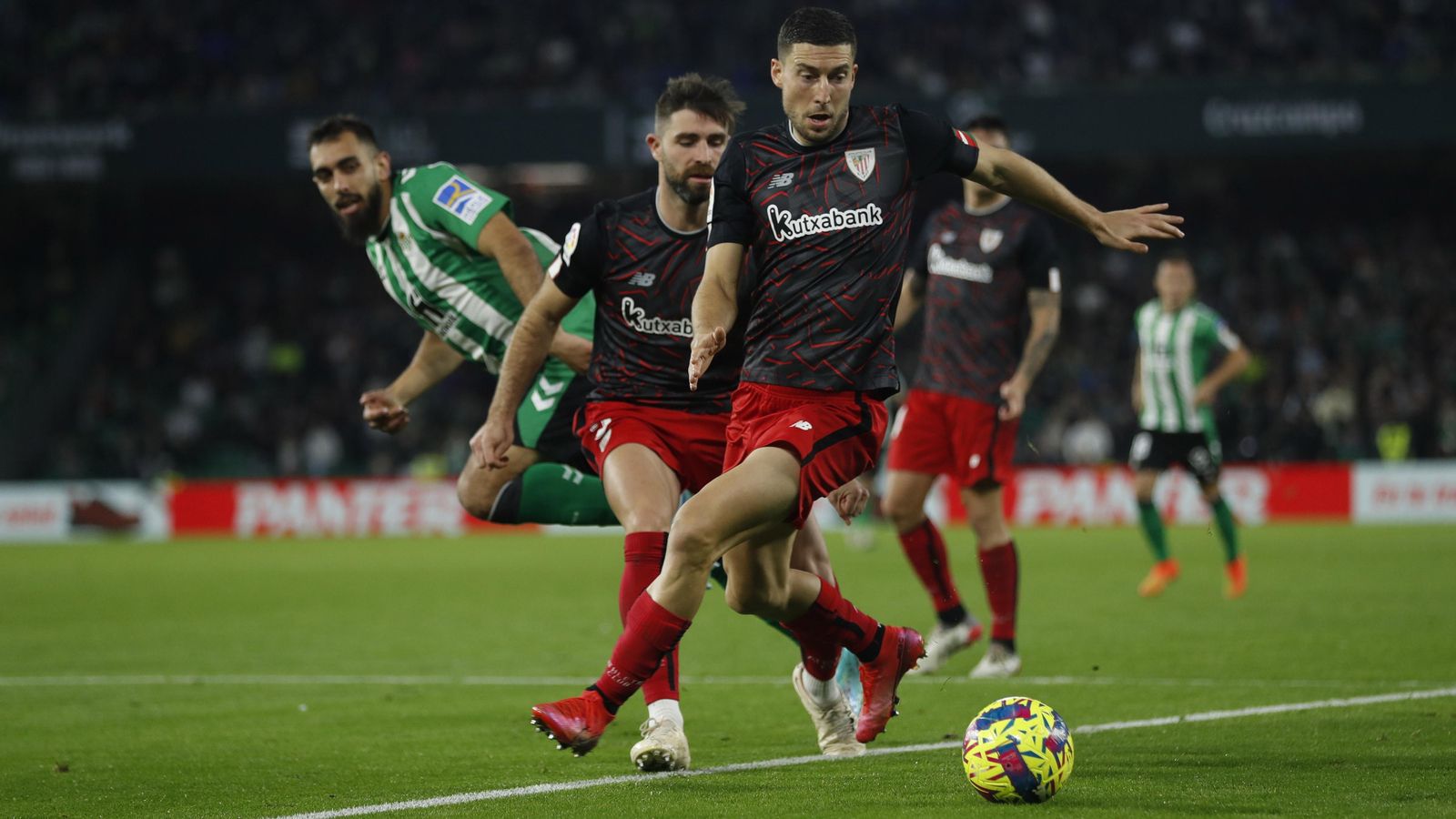 Borja Iglesias pelea por un balón al que no llega.