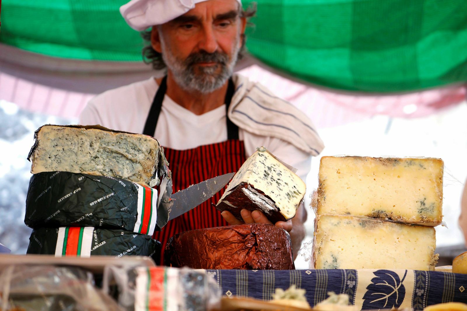 Quesos en un expositor de la feria.
