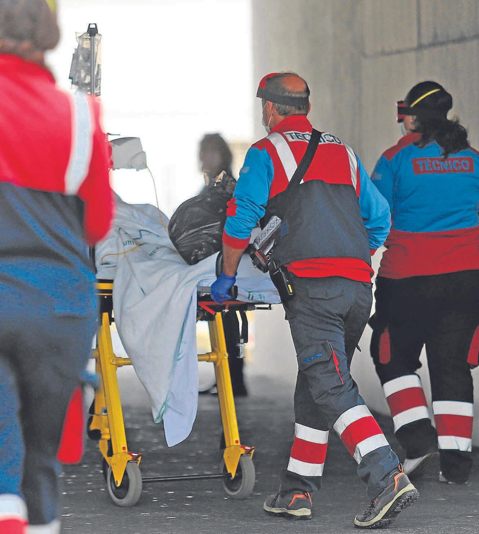 Personal sanitario procede al ingreso de un paciente.